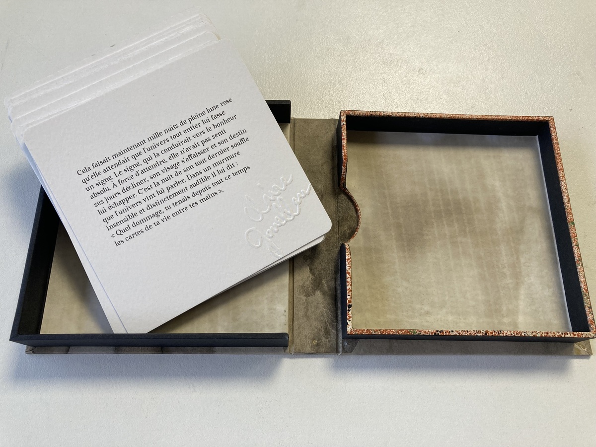 Coffret plein papier pour écrits et textes d'artistes. Conservation sur mesure de l'Atelier Bonnouvrier, dans les Yvelines.