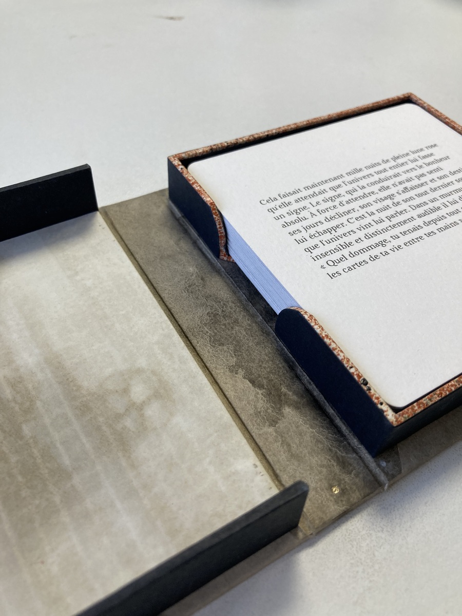 Coffret plein papier pour écrits et textes d'artistes. Conservation sur mesure de l'Atelier Bonnouvrier, dans les Yvelines.