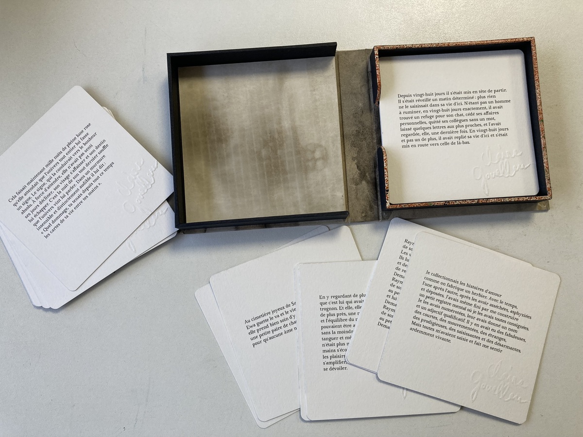 Coffret plein papier pour écrits et textes d'artistes. Conservation sur mesure de l'Atelier Bonnouvrier, dans les Yvelines.