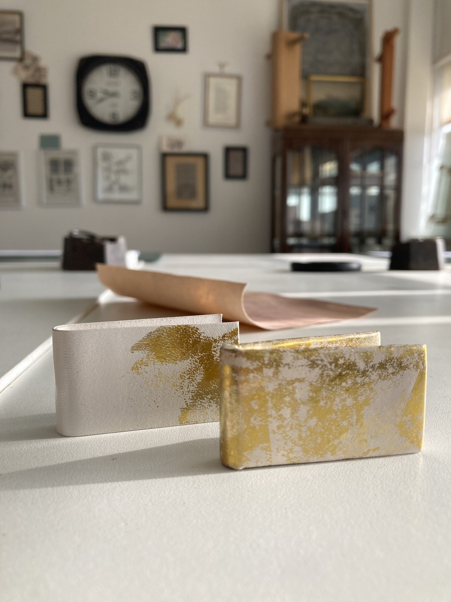 Poème miniature en Leporello réalisé en reliure de luxe plein veau par Atelier Bonnouvrier, reliure traditionnelle dans les Yvelines.