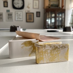 Poème miniature en Leporello réalisé en reliure de luxe plein veau par Atelier Bonnouvrier, reliure traditionnelle dans les Yvelines.